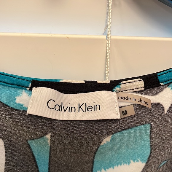 Pretty Calvin Klein top - Picture 2 of 4